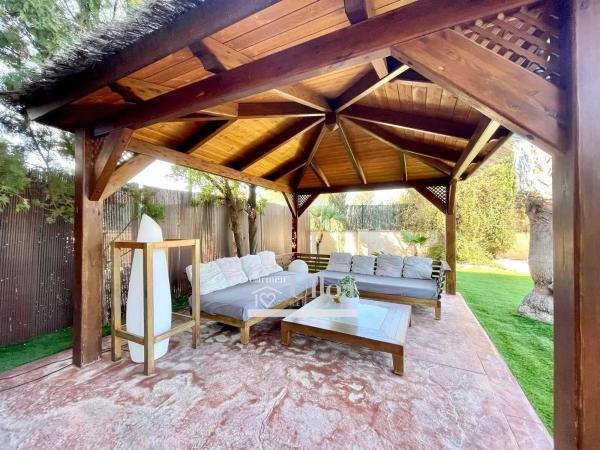 Chalet pareado en calle Pegas