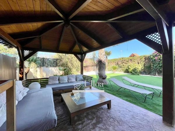 Chalet pareado en calle Pegas