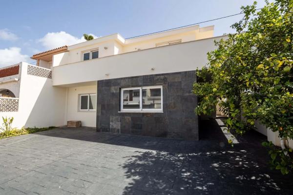 Chalet pareado en calle Austral