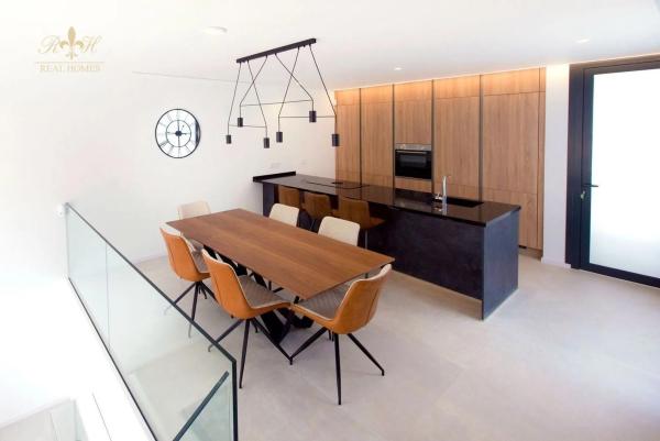 Chalet adosado en calle Urania