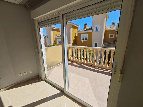 Chalet adosado en avenida poeta Miguel Hernández, 19