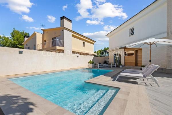 Chalet pareado en calle Turquesa