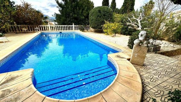 Casa independiente en calle Cormorà