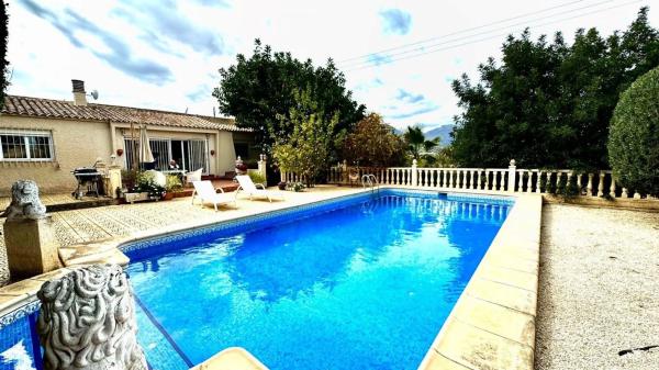 Casa independiente en calle Cormorà