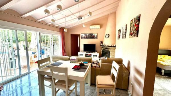 Casa independiente en calle Cormorà