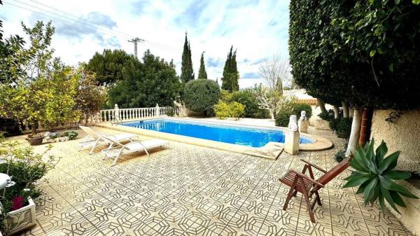 Casa independiente en calle Cormorà