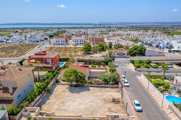 Terreno en calle Valencia, 4