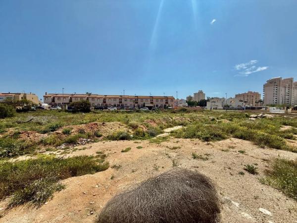 Terreno en avenida de las Cortes Valencianas