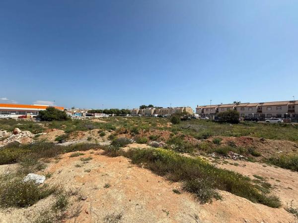 Terreno en avenida de las Cortes Valencianas