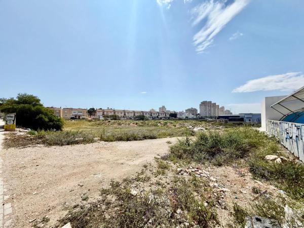 Terreno en avenida de las Cortes Valencianas