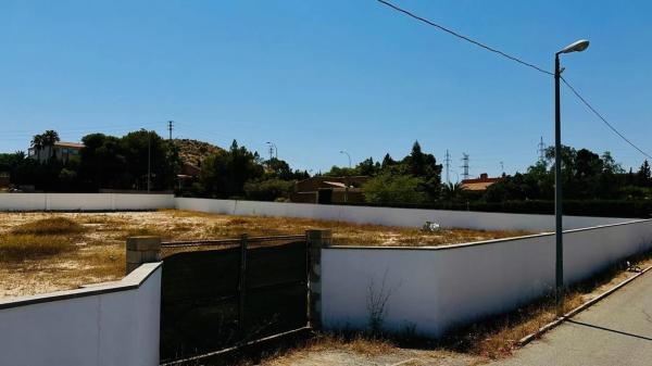Terreno en calle Azahar