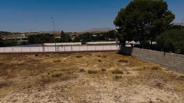 Terreno en calle Azahar