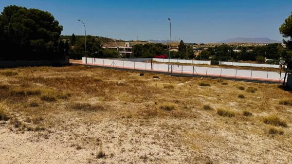 Terreno en calle Azahar