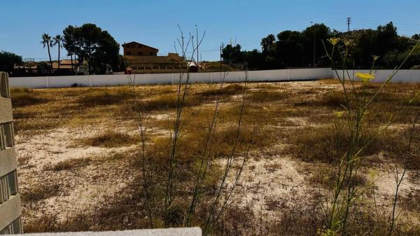 Terreno en calle Azahar