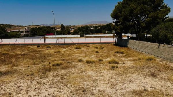 Terreno en calle Azahar