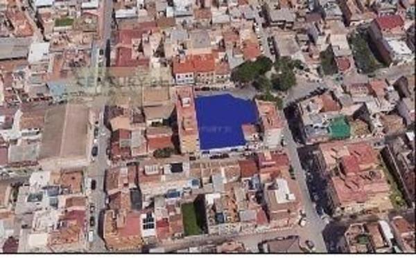 Terreno en calle Balbina Valverde