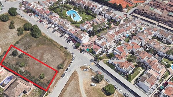 Terreno en calle Albahaca