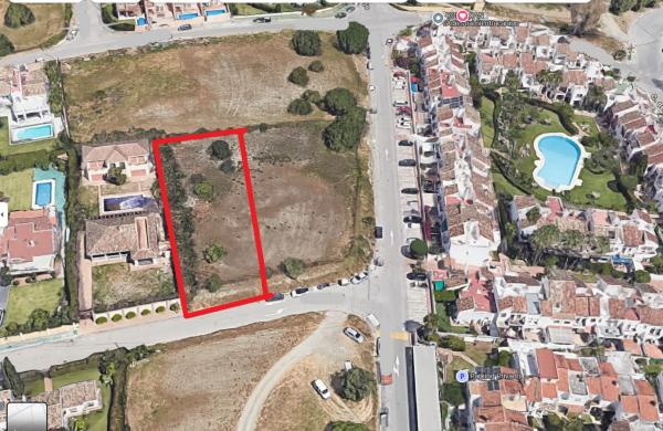 Terreno en calle Albahaca