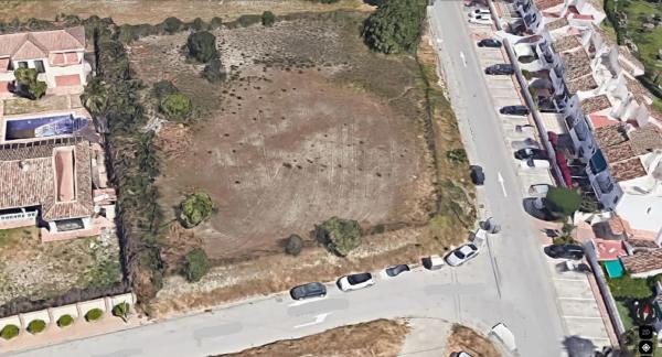 Terreno en calle Albahaca