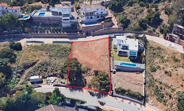 Terreno en calle Trebol