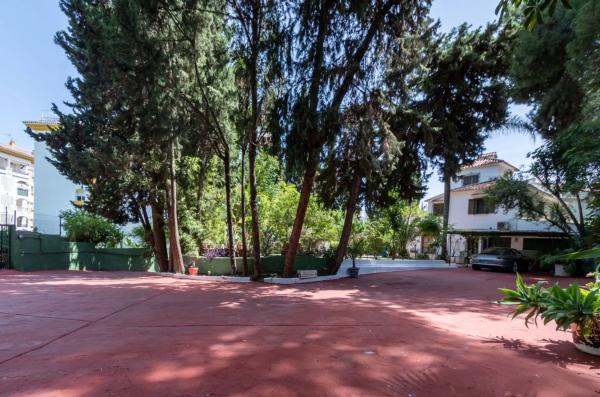 Terreno en calle Jacinto Benavente