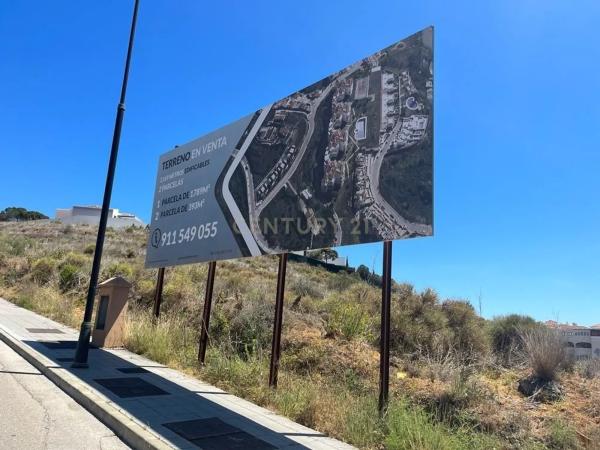 Terreno en calle Las Adelfas