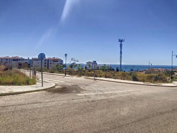 Terreno en calle Las Adelfas