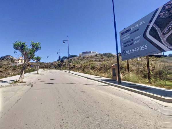 Terreno en calle Las Adelfas