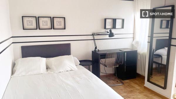Se alquila habitación compartida en Ciudad Universitaria, Madrid