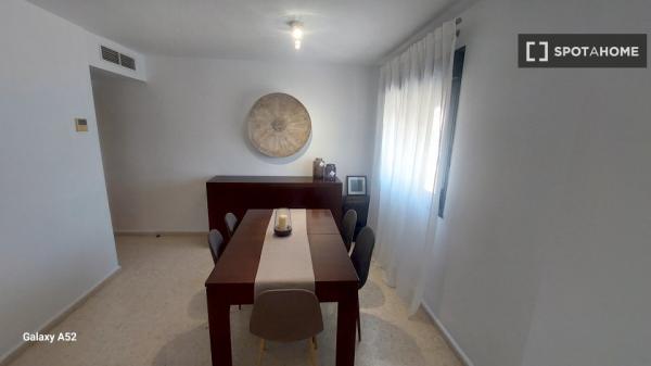 Habitación en piso compartido de 3 habitaciones en Alicante