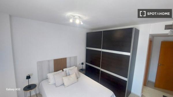 Habitación en piso compartido de 3 habitaciones en Alicante