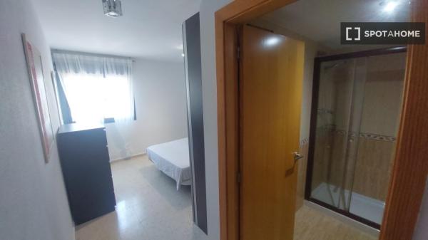 Habitación en piso compartido de 3 habitaciones en Alicante