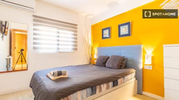 Piso en alquiler de 2 habitaciones en Jardín de La Abadía, Málaga