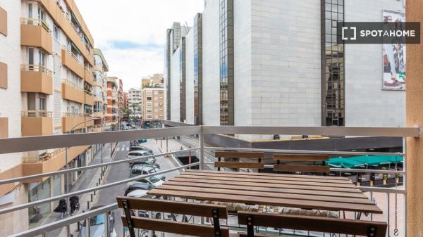 Piso en alquiler de 4 habitaciones en Alicante