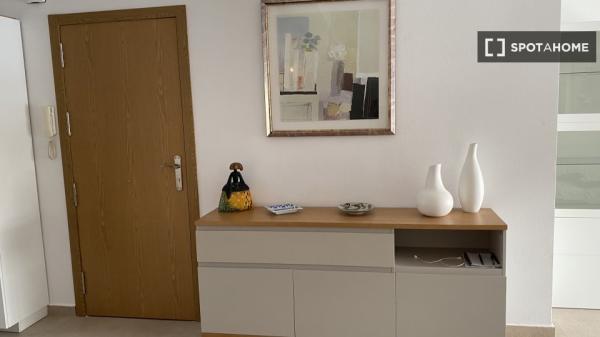 Piso de 4 habitaciones en alquiler en El Perellonet, Valencia