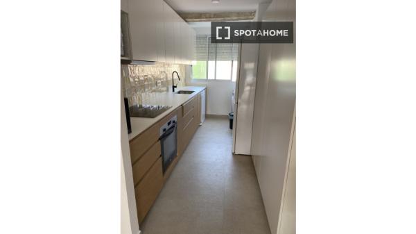 Piso de 4 habitaciones en alquiler en El Perellonet, Valencia