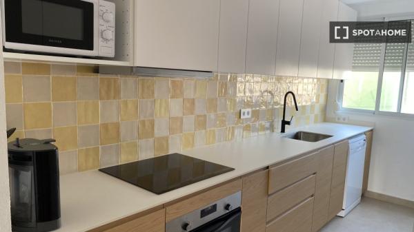 Piso de 4 habitaciones en alquiler en El Perellonet, Valencia