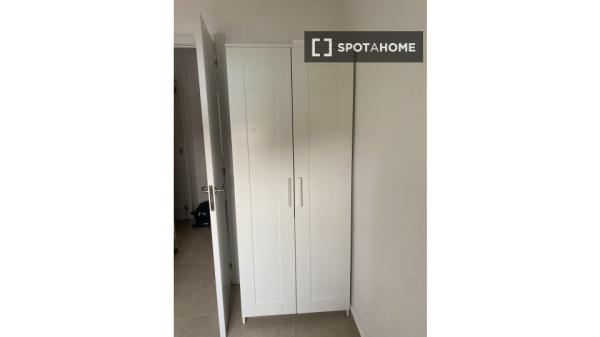 Piso de 4 habitaciones en alquiler en El Perellonet, Valencia