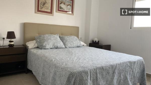 Piso de 4 habitaciones en alquiler en El Perellonet, Valencia