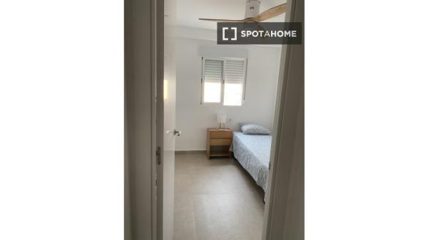 Piso de 4 habitaciones en alquiler en El Perellonet, Valencia