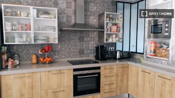 Apartamento en alquiler en Alicante, España con 4 habitaciones.