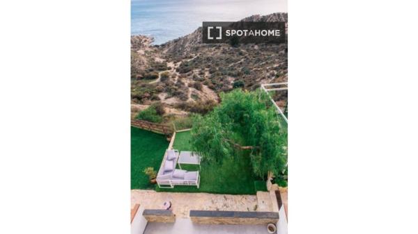 Apartamento en alquiler en Alicante, España con 4 habitaciones.