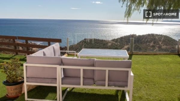 Apartamento en alquiler en Alicante, España con 4 habitaciones.