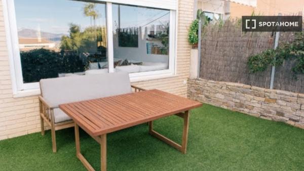 Apartamento en alquiler en Alicante, España con 4 habitaciones.