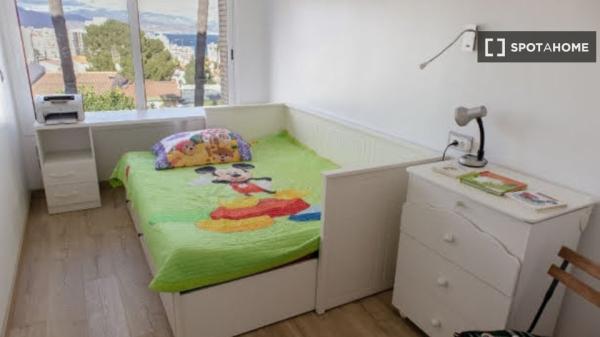Apartamento en alquiler en Alicante, España con 4 habitaciones.