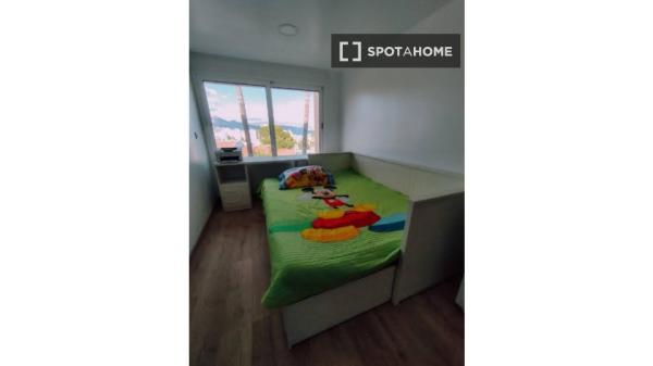 Apartamento en alquiler en Alicante, España con 4 habitaciones.