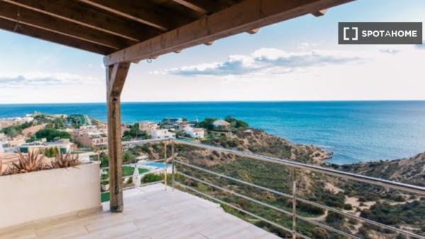 Apartamento en alquiler en Alicante, España con 4 habitaciones.