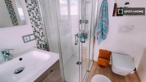 Apartamento en alquiler en Alicante, España con 4 habitaciones.