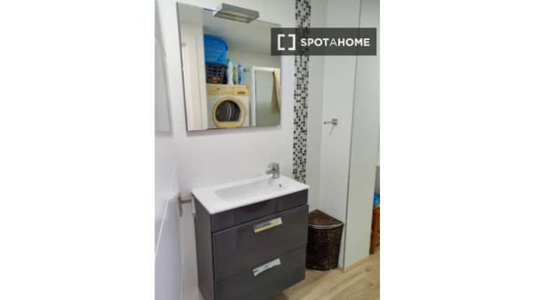 Apartamento en alquiler en Alicante, España con 4 habitaciones.