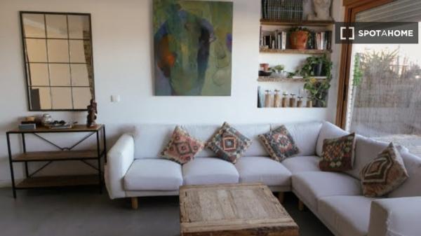 Apartamento en alquiler en Alicante, España con 4 habitaciones.